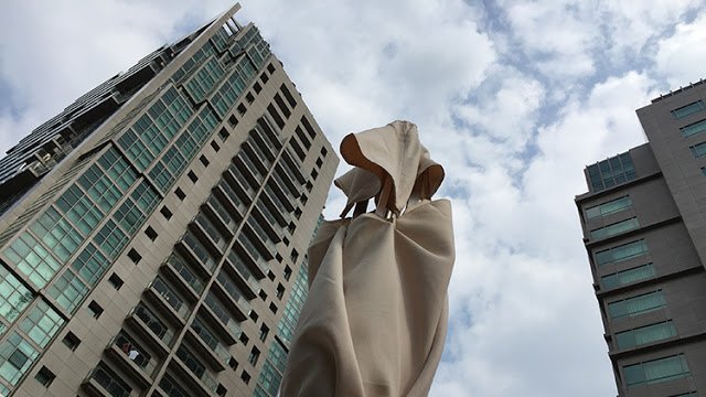 a statue in front of a building