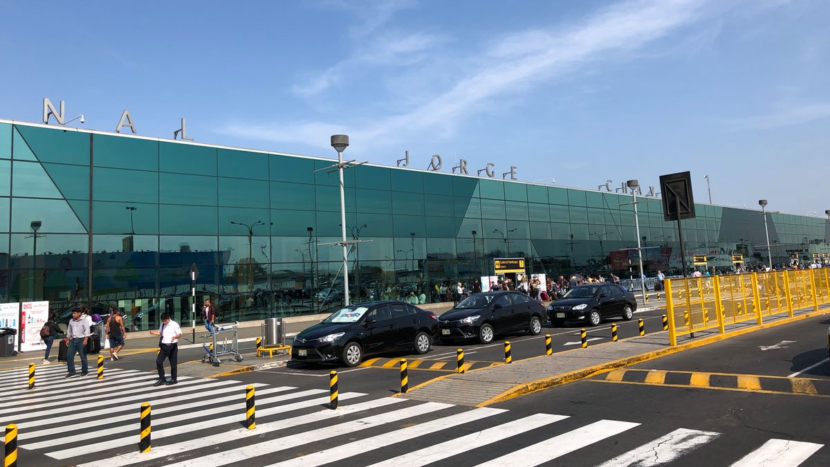 a group of cars parked in front of a building