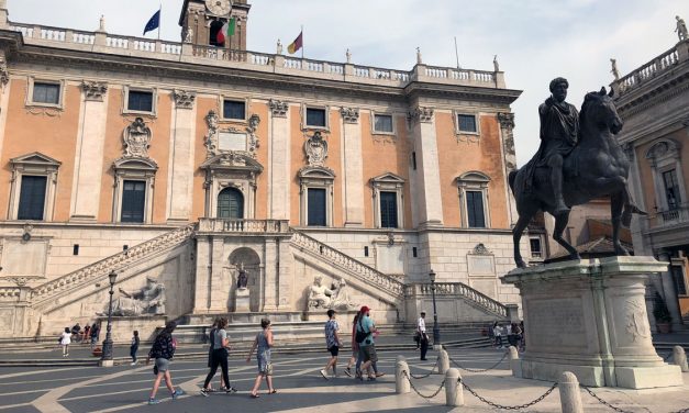 ALITALIA: Ex-employees Flash-mob protest on Capitoline Hill in Rome