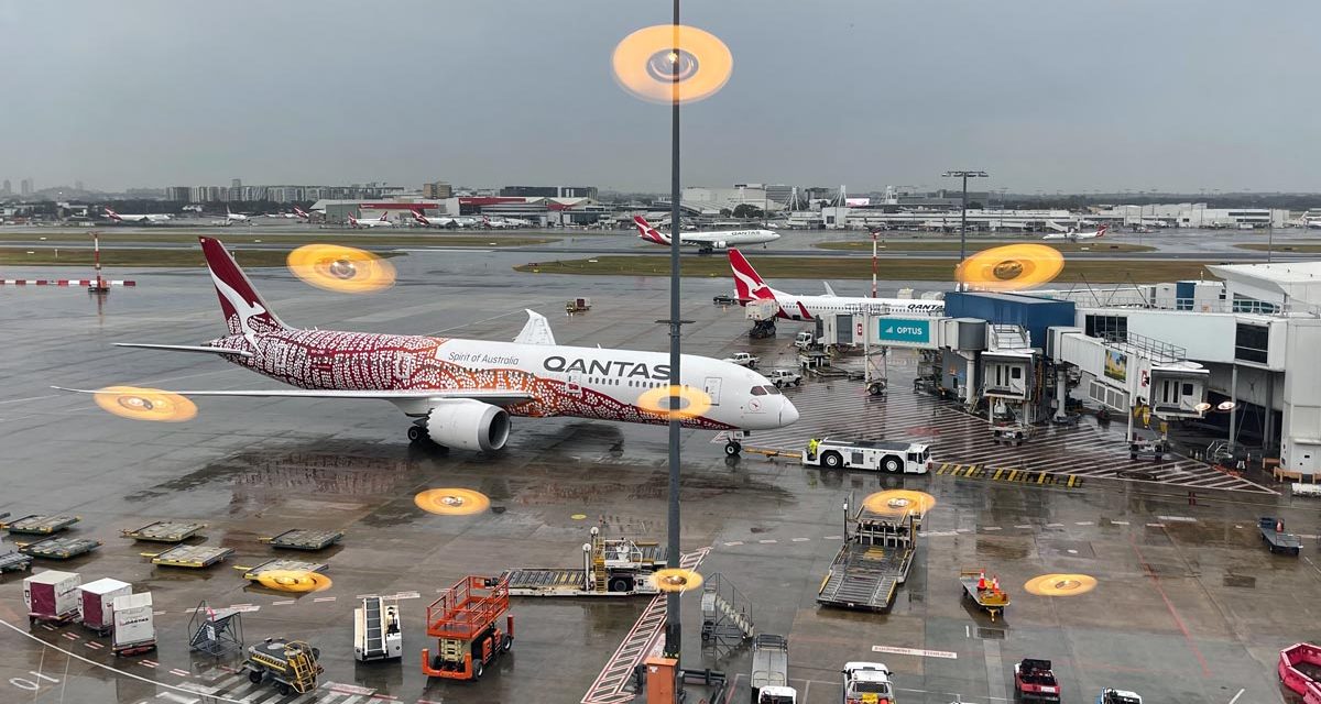 QANTAS: Puts passengers at risk of COVID-19. Scraps vaccination requirement