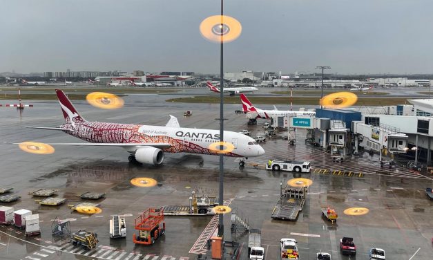 QANTAS: Puts passengers at risk of COVID-19. Scraps vaccination requirement