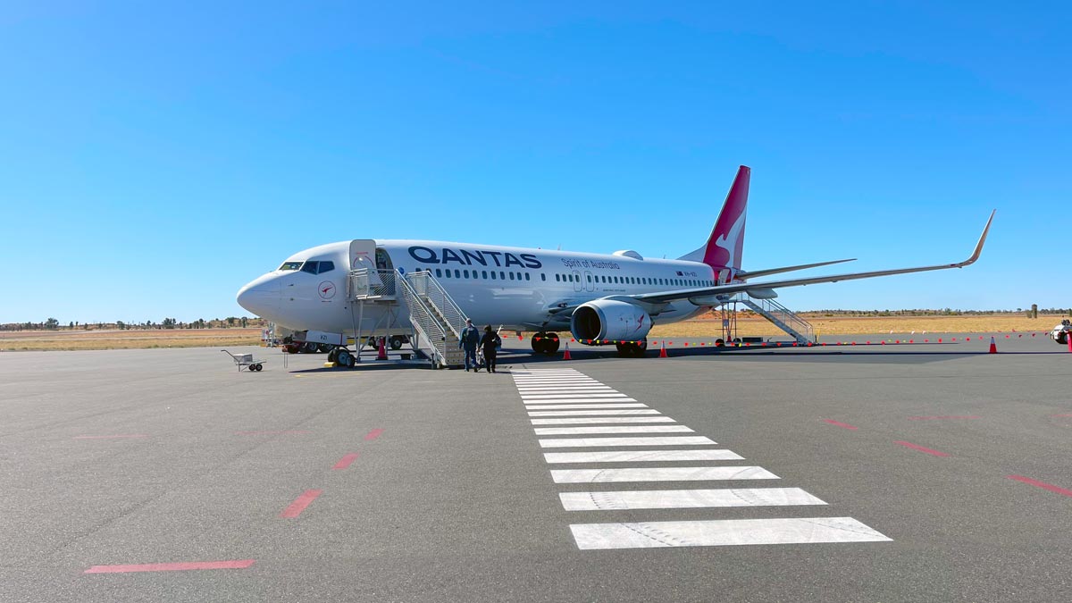 Qantas Boeing 737 at Ayers Rock Airport