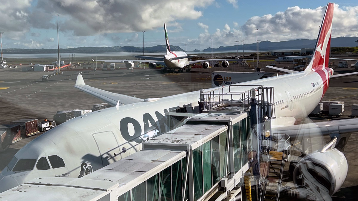 View from Qantas and Emirates aircraft, Melbourne Airport [Schuetz/2PAXfly]