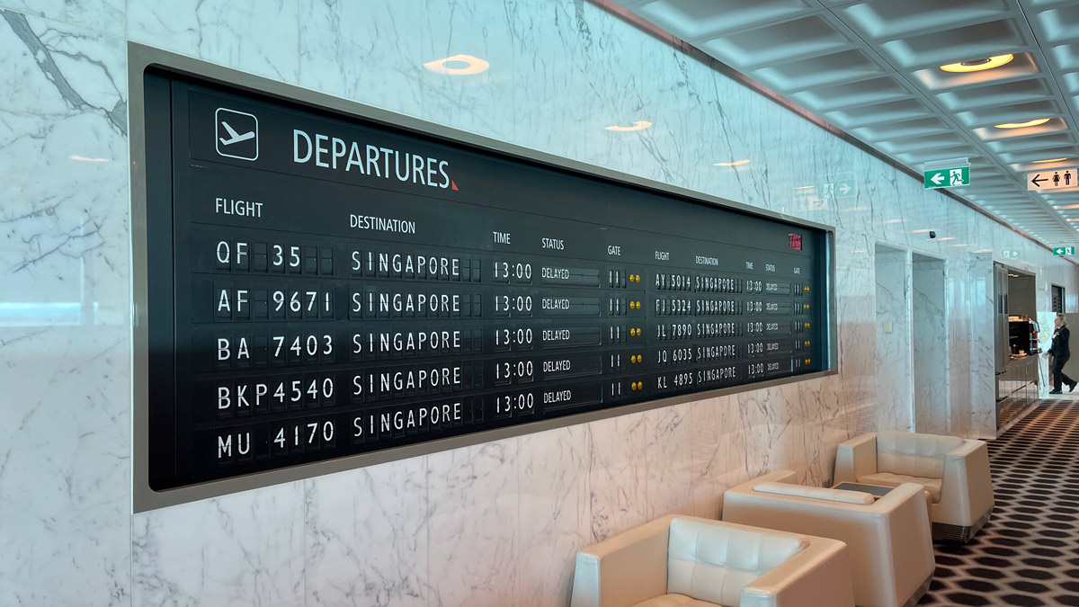 Qantas Melbourne First Lounge. Departures flip board. [Schuetz/2PAXfly]