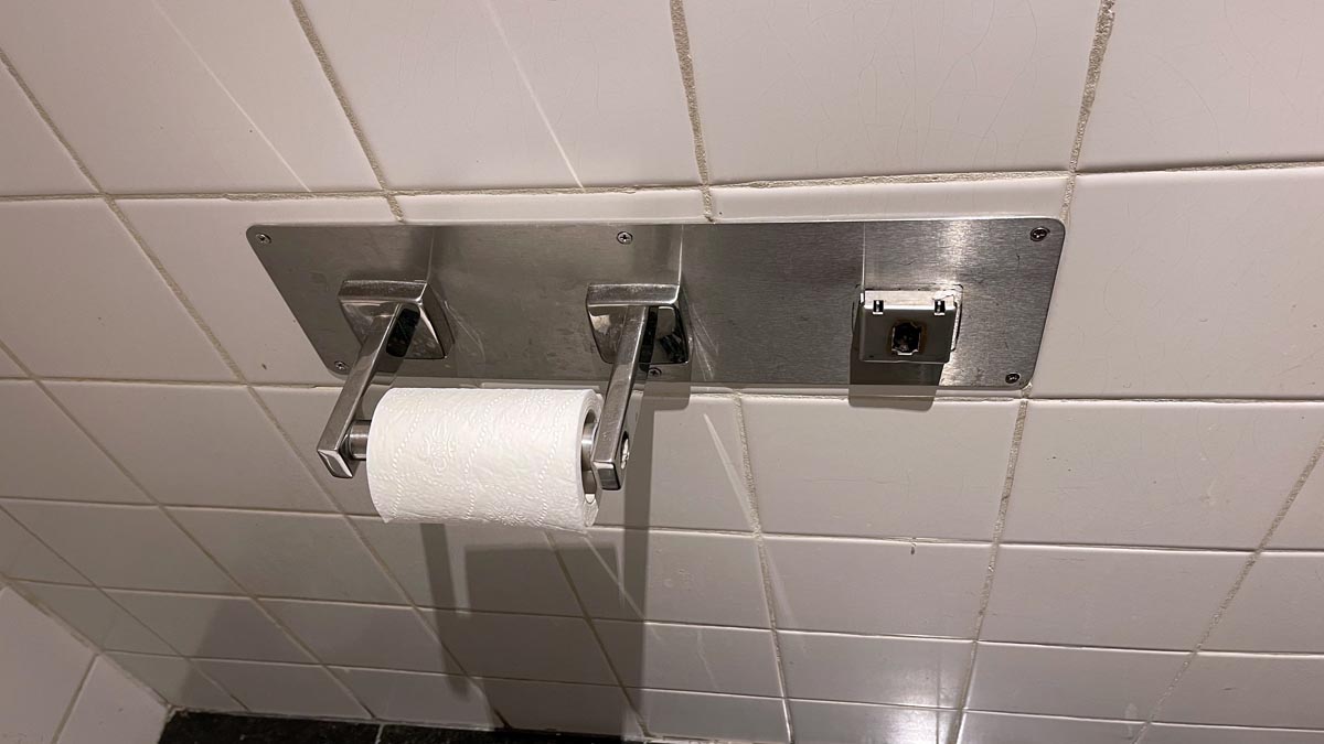 Lounge Bathrooms: Double toilet roll holder having a near death experience.  [Schuetz/2PAXfly]