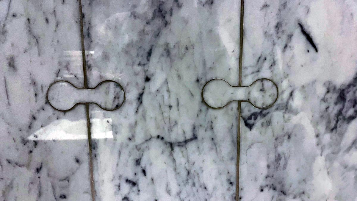 Marble join detailing on bathroom walls [Schuetz/2PAXfly]