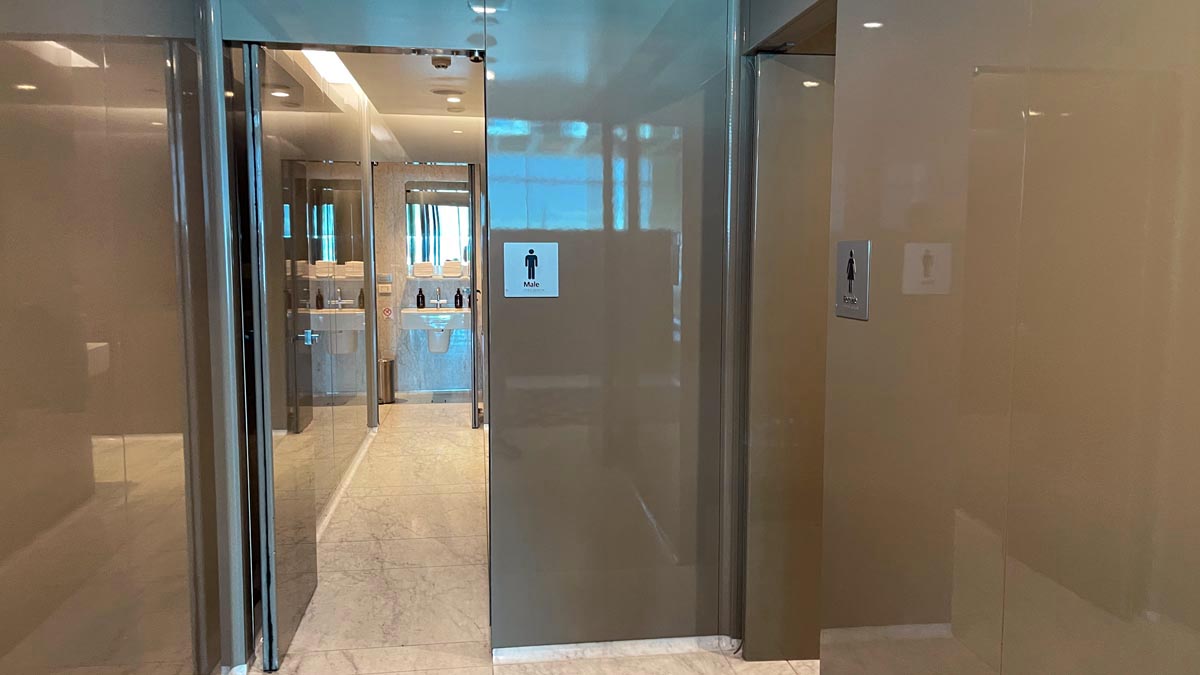 Entrance to the men's toilets at the Qantas Melbourne First Lounge [Schuetz/2PAXfly]