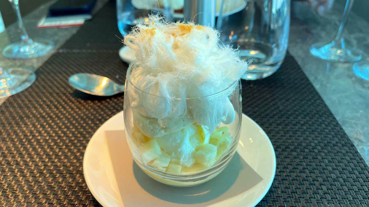 Deconstructed pavlova with pineapple and persian fairy floss. [Schuetz/2PAXfly]