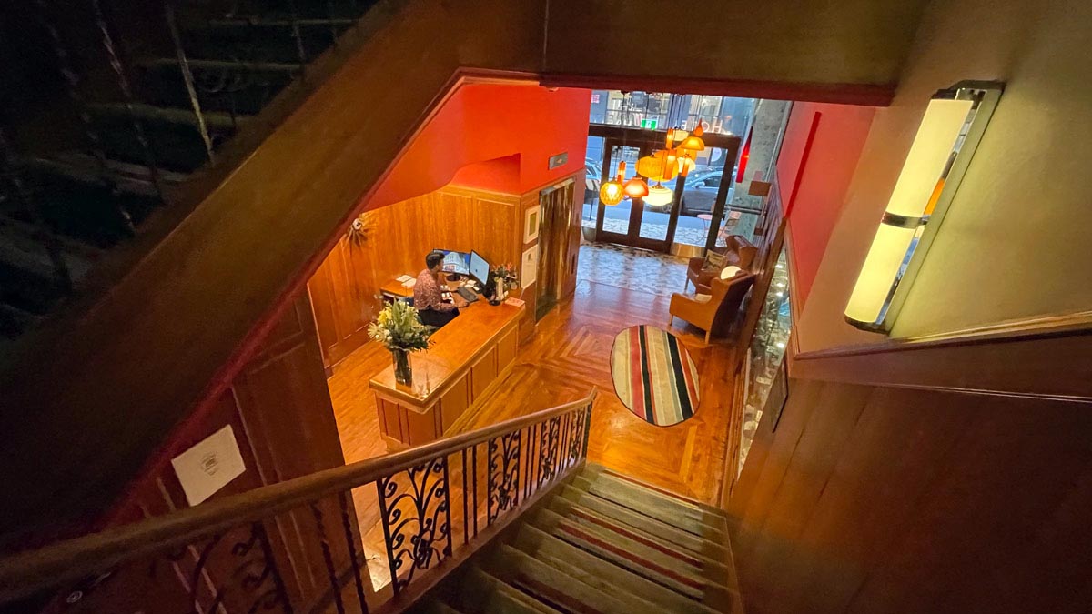 Reception area and main entrance viewed from the staircase of Hotel Debrett, Auckland [Schuetz/2PAXfly]