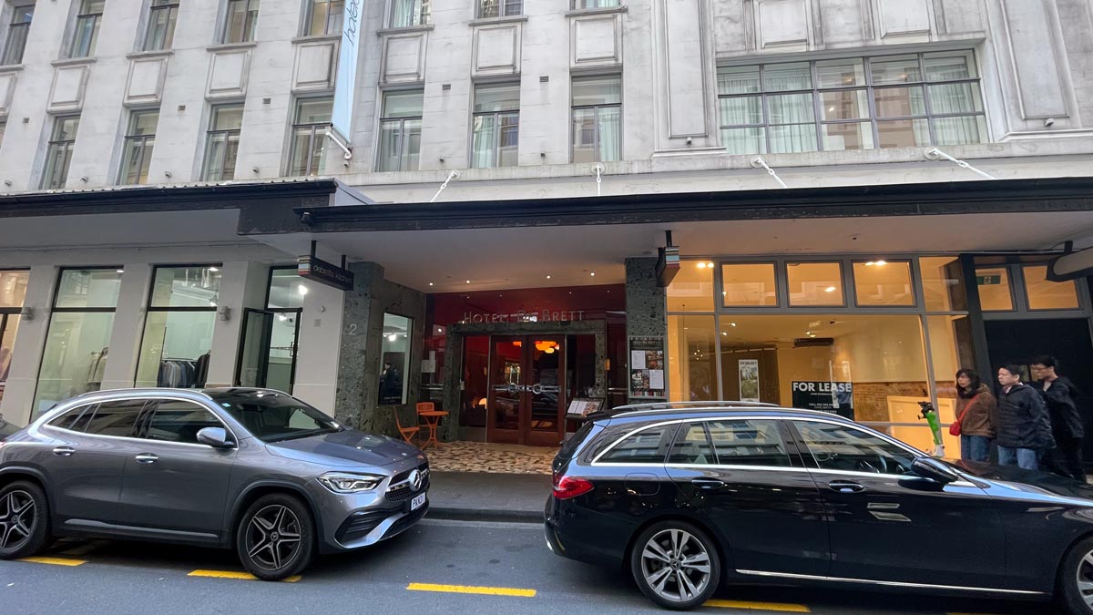 Hotel Debrett in central Auckland, main entrance, New Zealand [Schuetz/2PAXfly]