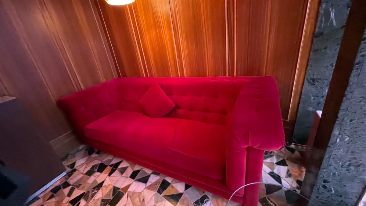 Lounge at the entrance foyer of the Hotel Debrett [Schuetz/2PAXfly]