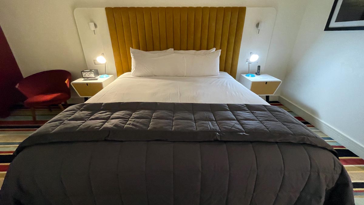 The Hotel Debrett king size bed dressed sumptuously and with a padded headboard [Schuetz/2PAXfly]