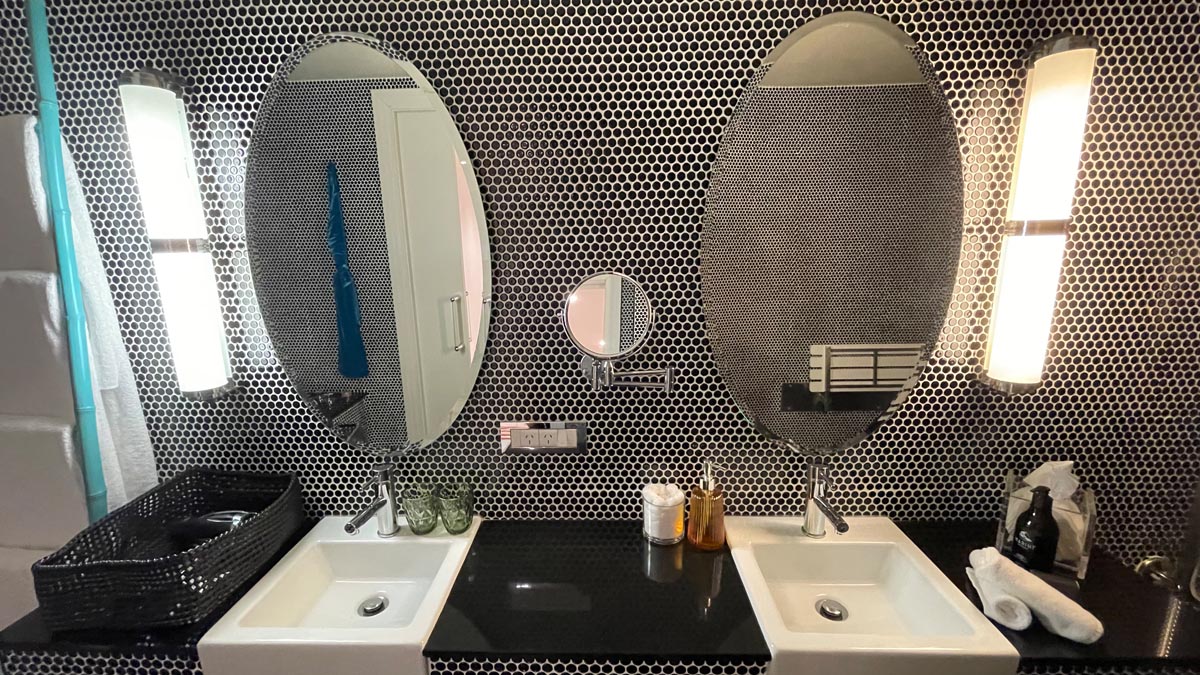 Double mirrors and sinks. Hotel DeBrett, Auckland, New Zealand [Schuetz/2PAXfly]