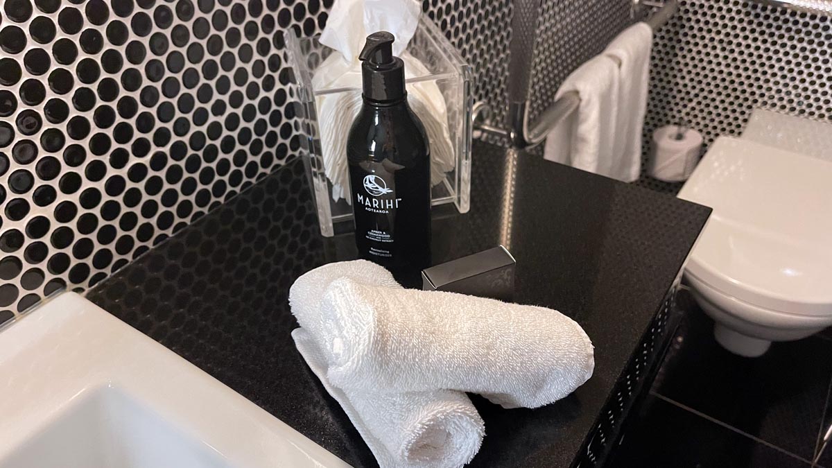 Hand towels and amenities. Hotel DeBrett, Auckland, New Zealand [Schuetz/2PAXfly]