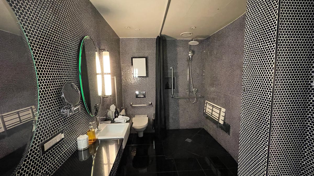 Sinks, toilet and accessible shower. Hotel DeBrett, Auckland, New Zealand [Schuetz/2PAXfly]