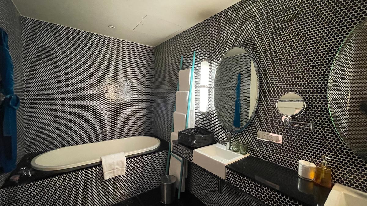 Bathroom featuring bath and double slinks. Hotel DeBrett, Auckland, New Zealand [Schuetz/2PAXfly]