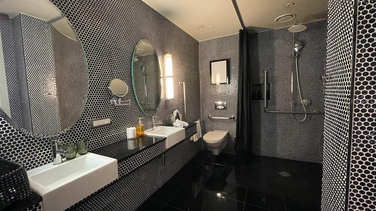 Double mirrors, sinks and toilet. Hotel DeBrett, Auckland, New Zealand [Schuetz/2PAXfly]