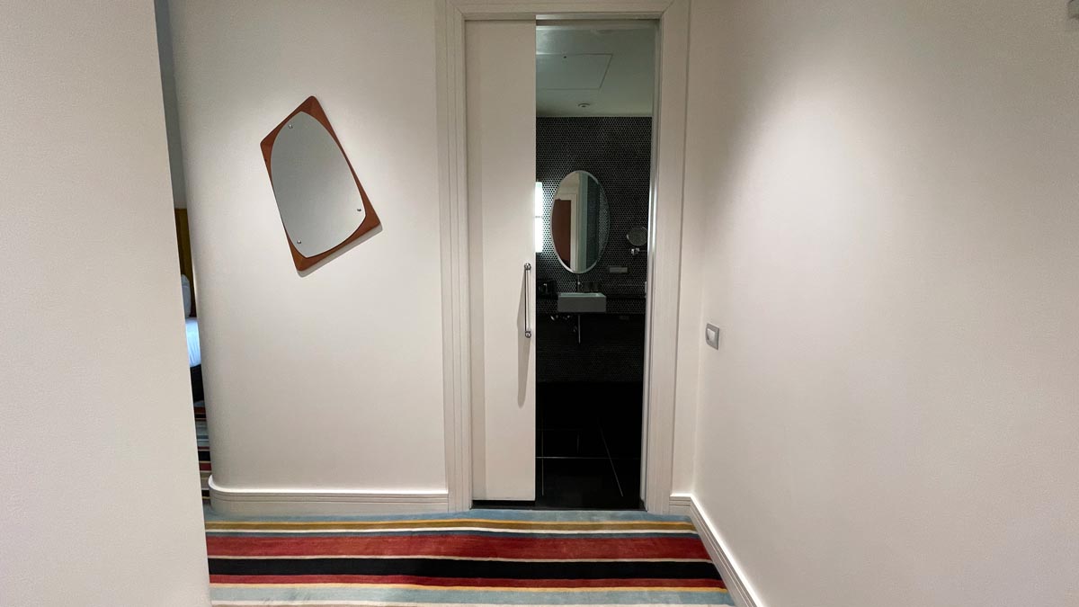 Room entrance corridor with bathroom entrance, and bedroom to left [Schuetz/2PAXfly]