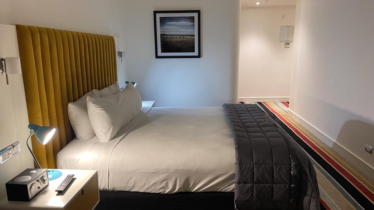 Hotel DeBrett, Auckland, New Zealand - bedroom view to entrance corridor. [Schuetz/2PAXfly