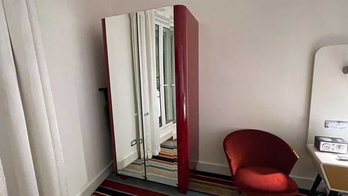 Wardrobe and minibar combined. Hotel DeBrett, Auckland, New Zealand [Schuetz/2PAXfly]