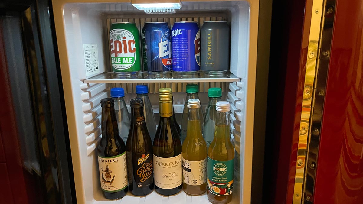 Minibar, Hotel DeBrett, Auckland, New Zealand [Schuetz/2PAXfly]