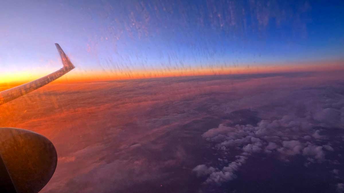 Sunset through dirty windows approaching Auckland 2023 [2A/Schuetz]