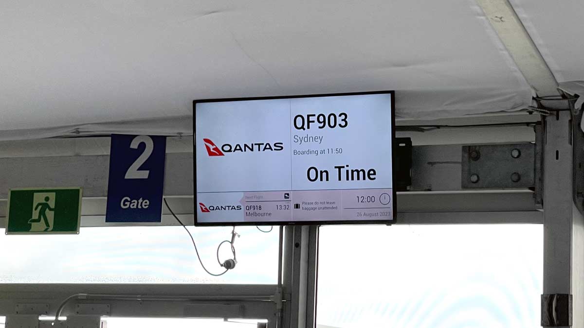 Qantas 'On Time' boarding sign at Sunshine Coast Airport August 2023 [Schuetz/2PAXfly]