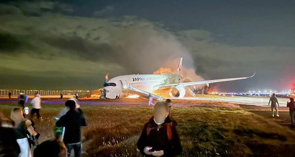 DISASTER: Japan Airlines A350 crash with Dash 8 at Haneda Airport, Tokyo, Japan