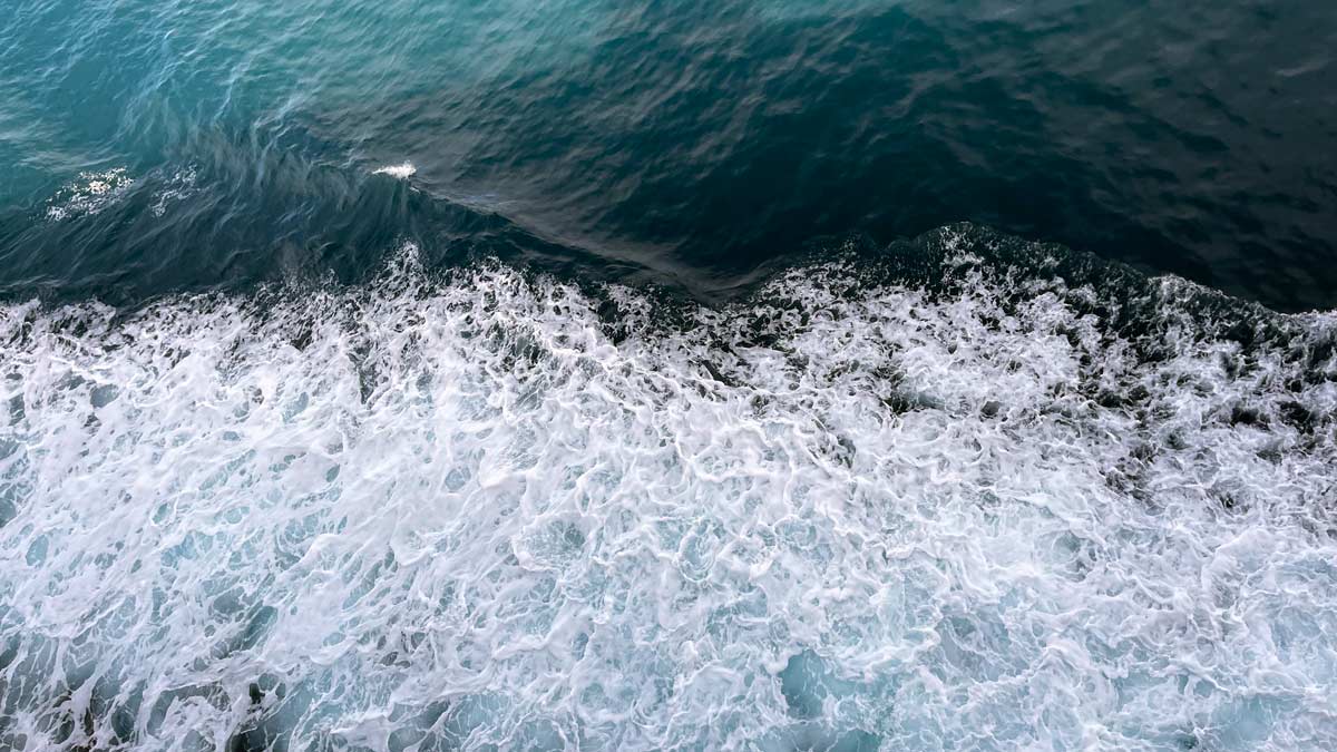 waves crashing waves in the ocean