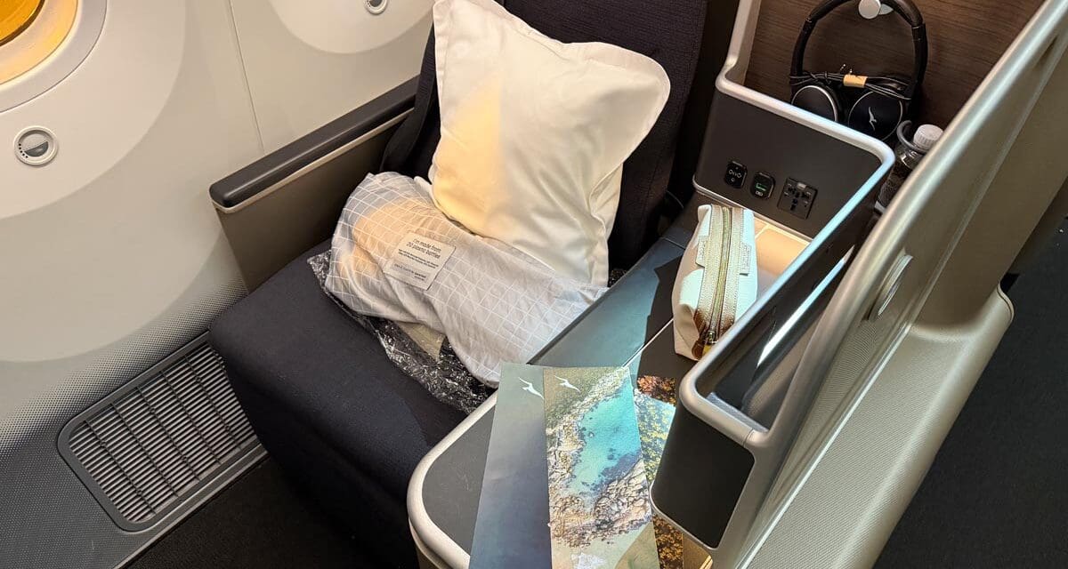 TRIP REVIEW: Qantas B787-9 Dreamliner, QF75 Sydney to Vancouver in Business Class. Oh Canada!